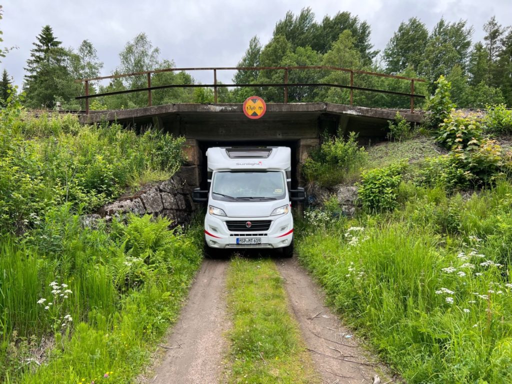 Ein Wohnmobil im Wald
