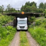 Ein Wohnmobil im Wald